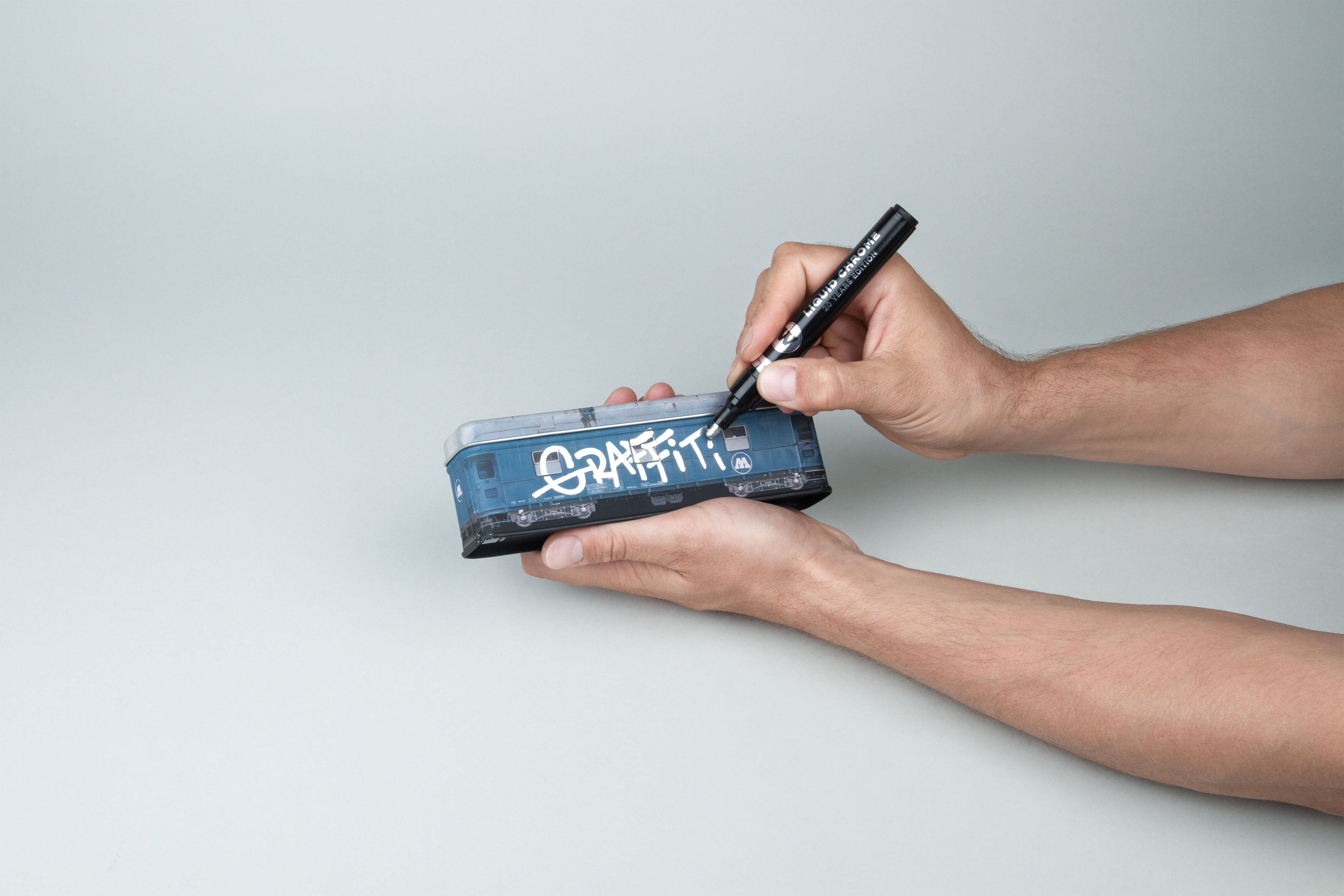 Astuccio in metallo Molotow a forma di treno con scritta graffiti e design street art