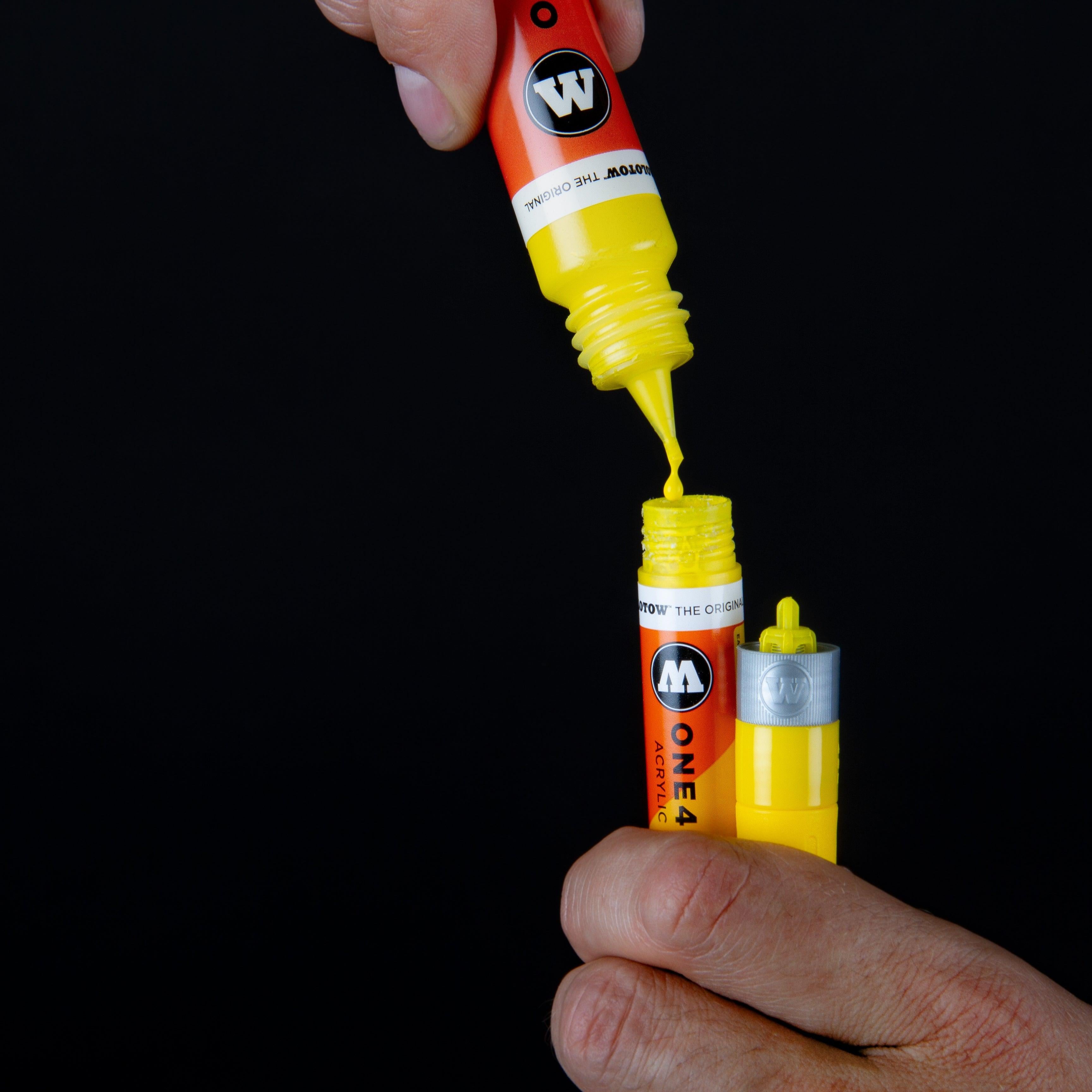 Sistema di ricarica facile e pulito di un pennarello one4all giallo
