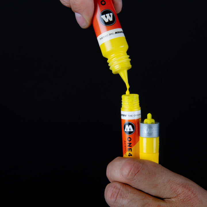 Sistema di ricarica facile e pulito di un pennarello one4all giallo